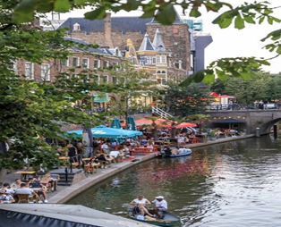 Terras aan de Oudegracht in Utrecht